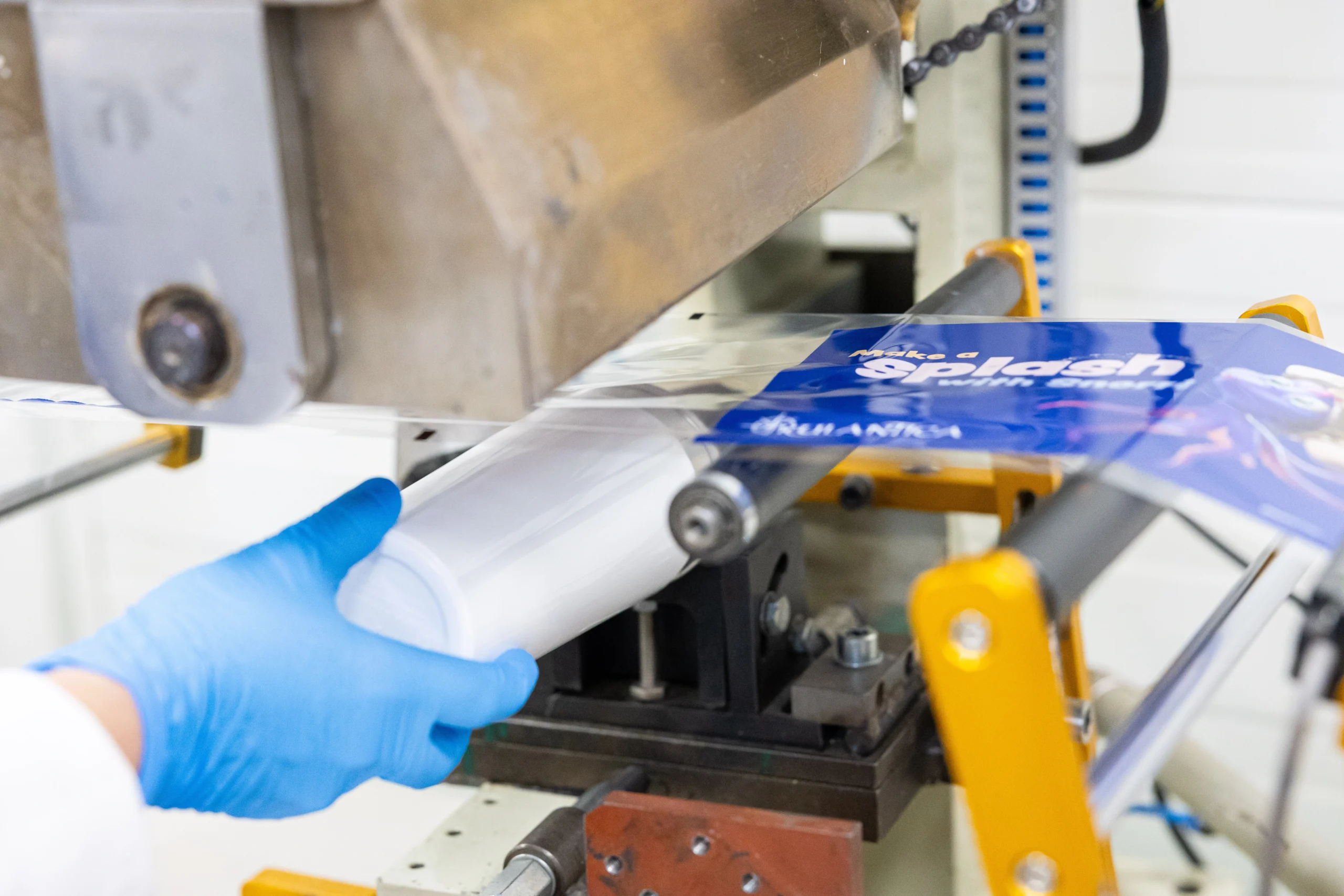 Nakładanie nadruku z folii metodą Heat Transfer na plastikowe opakowanie