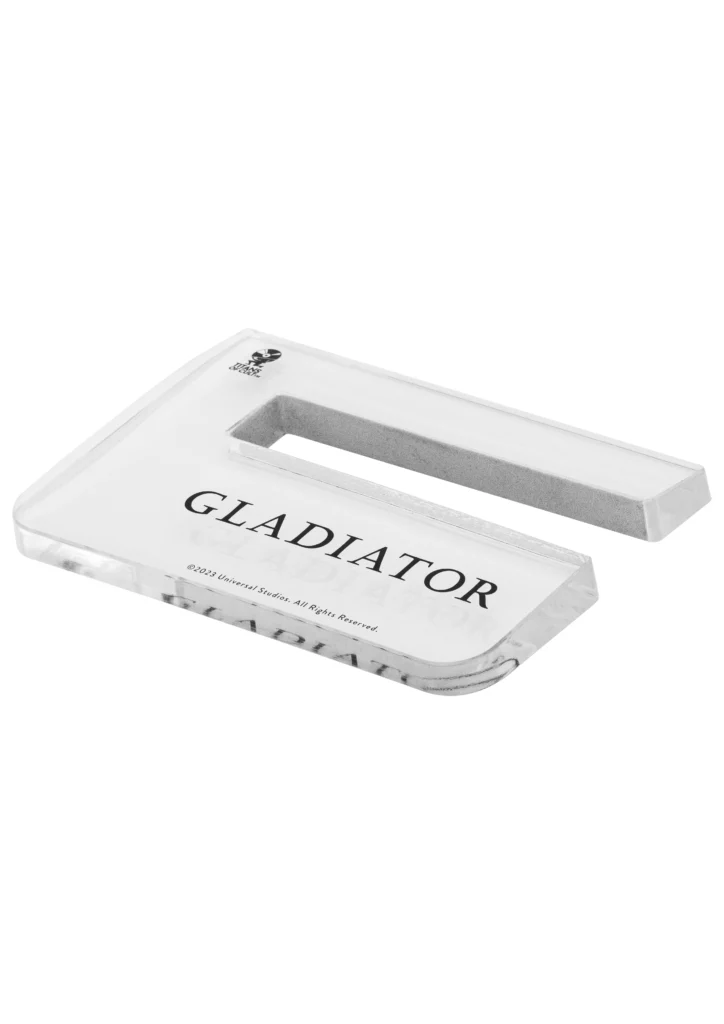 Biały element z tworzywa z napisem Gladiator